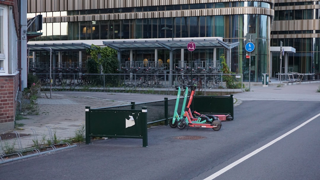 découvrez notre service de parking sécurisé pour scooters, idéalement situé et accessible 24/7. profitez d'un espace dédié pour garer votre scooter en toute tranquillité, avec des installations modernes et des mesures de sécurité optimales.