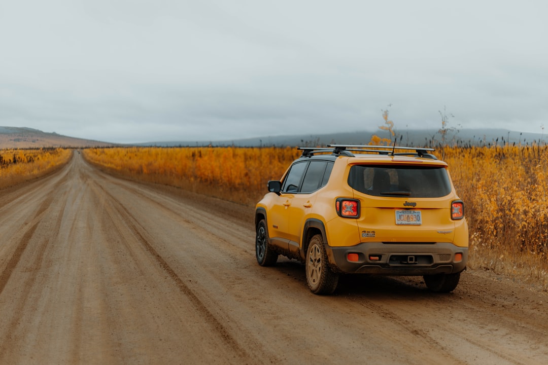 découvrez la jeep renegade, un suv compact alliant style audacieux, performances robustes et technologie moderne. parfait pour les aventuriers urbains et les amateurs de conduite tout terrain, elle vous offre confort et polyvalence dans toutes vos escapades.